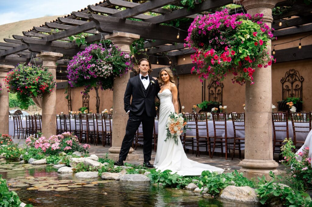 A wedding couple in the gardens